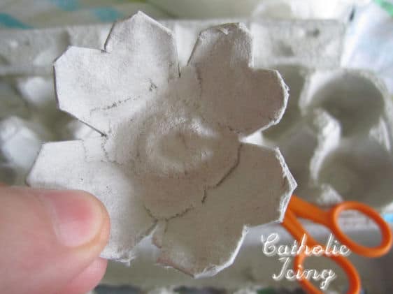 Shaping Egg Carton to Flowers